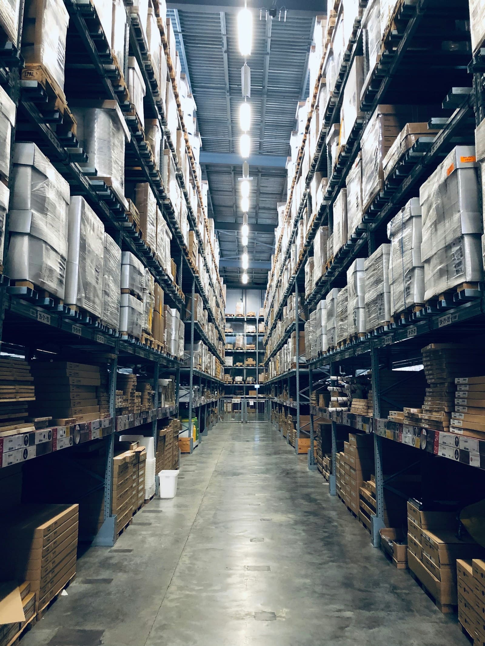 Almacén logístico con mercancía organizada