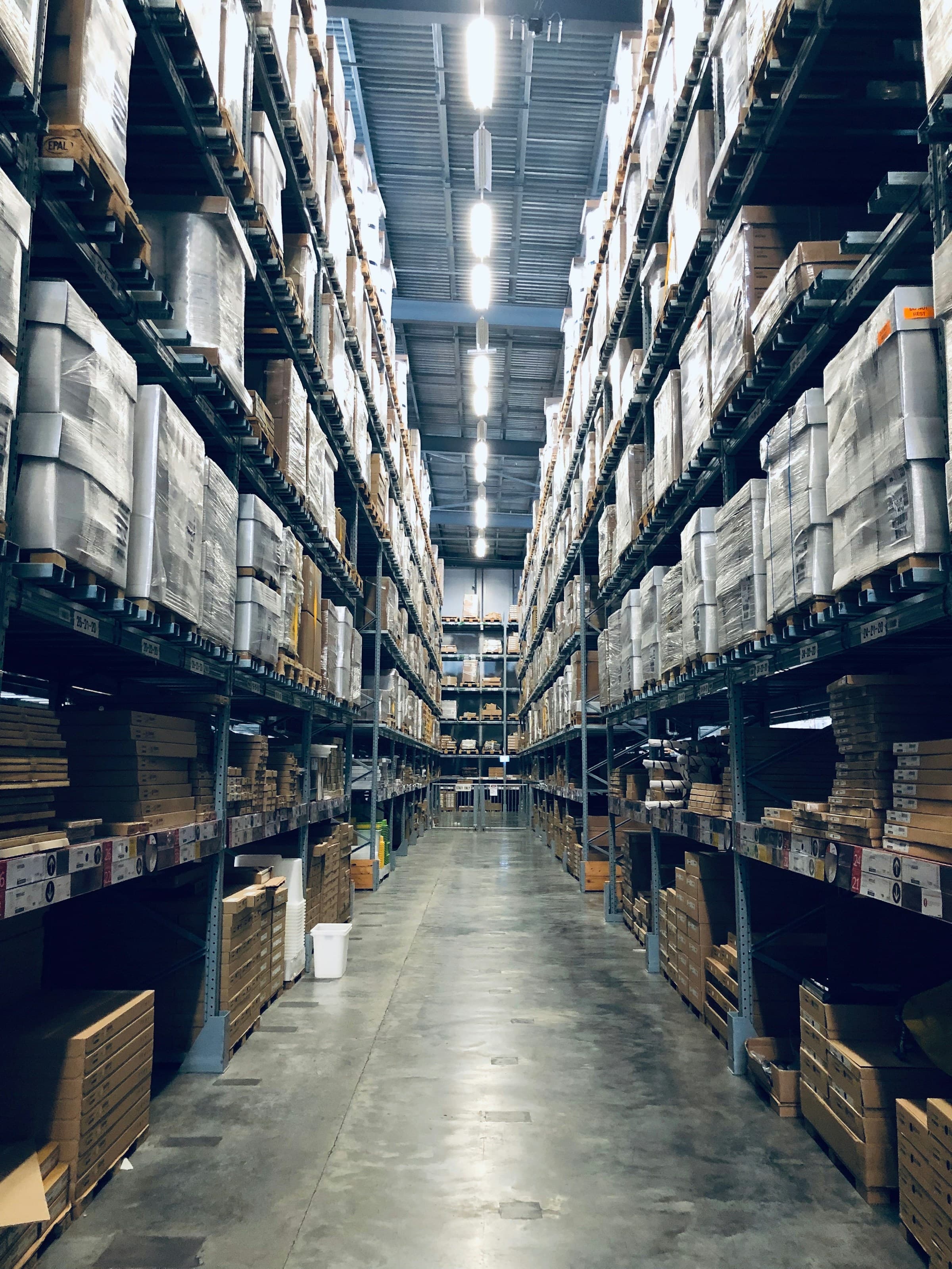 Nave industrial con mercancía y equipo
